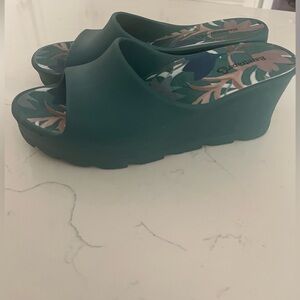 Bare Traps platform sandal NWOT Size 7 EUC Never Worn